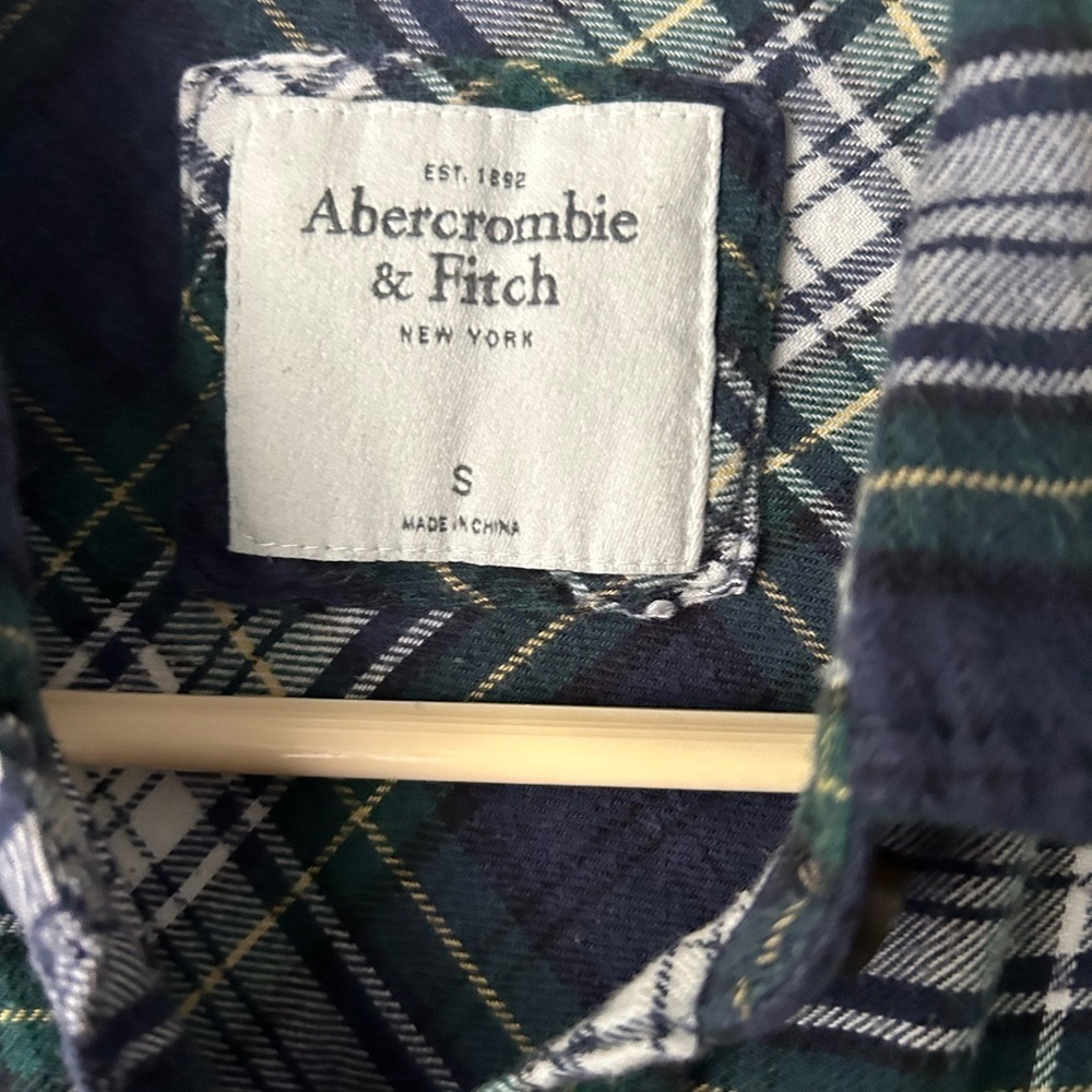 Abercrombie and Finch woman’s flannel button up size small - Picture 2 of 3